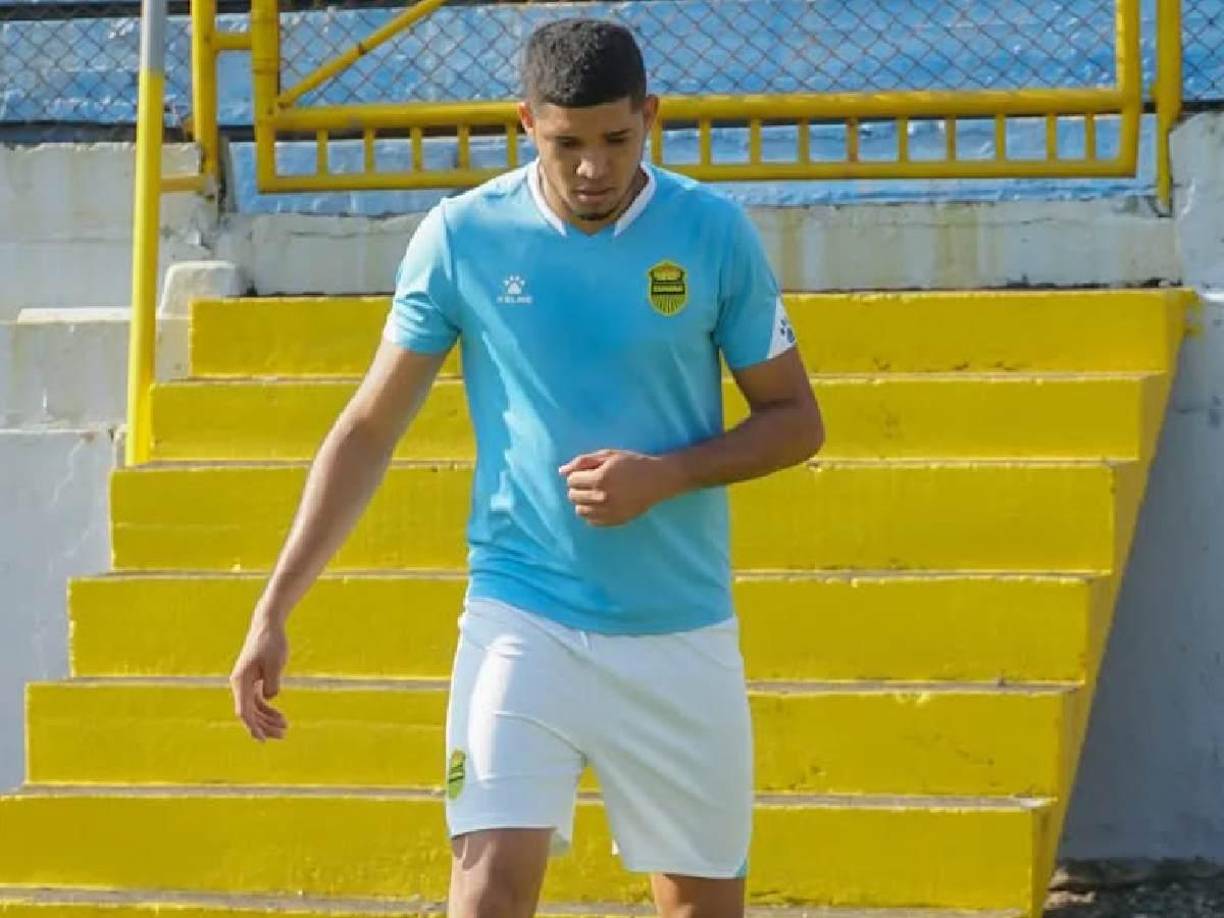 “Allá jugábamos en cancha de tierra, descalzos, a veces no teníamos dinero para comprar tacos”, contó a LA PRENSA en su momento el espigado zaguero.