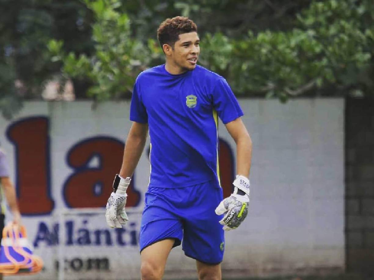 Debido a su altura, nunca se le cruzó por la mente ser portero a pesar que desde sus inicios destacó por su estatura.