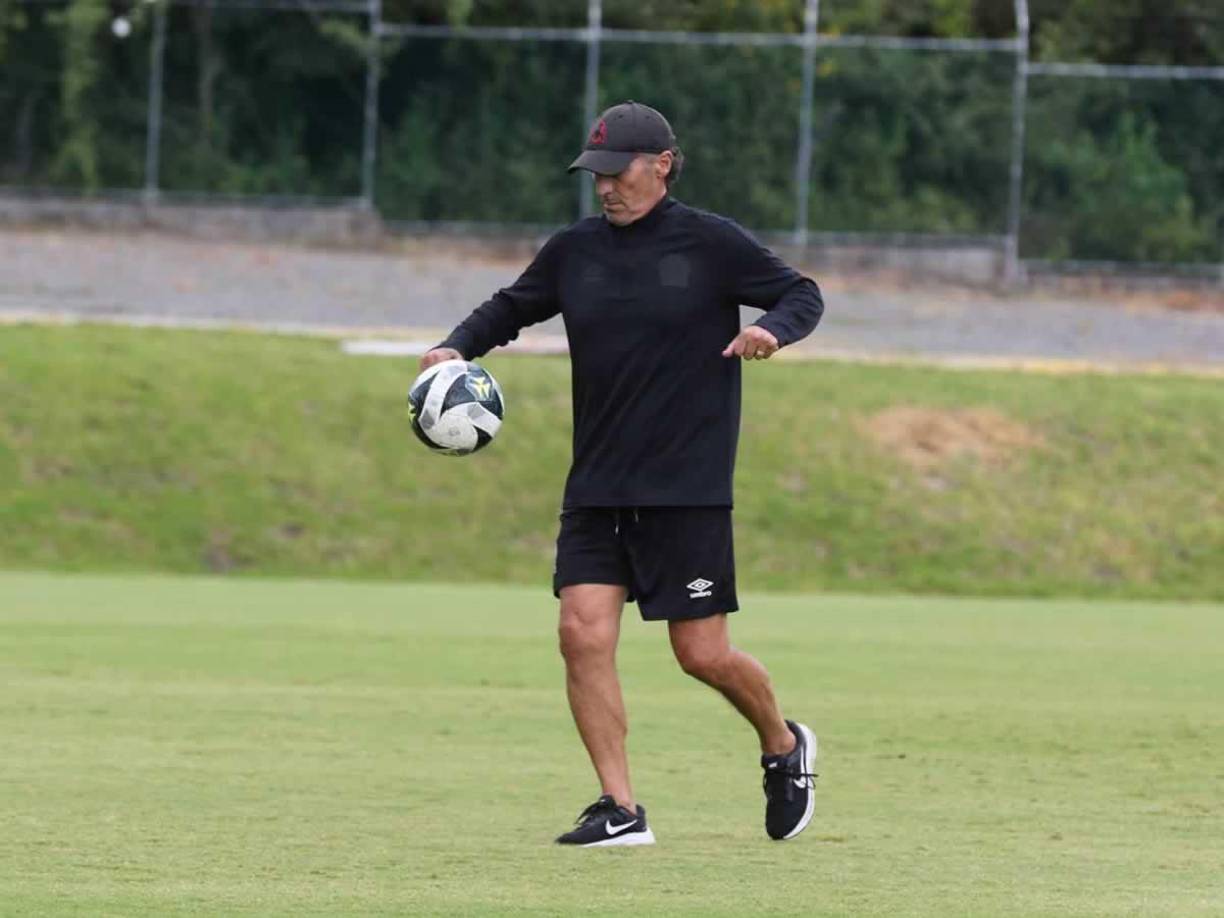 Muchos le aplaudieron a Pedro Troglio, quien mantuvo un buen control del esférico ante los presentes en el CAR del Olimpia.