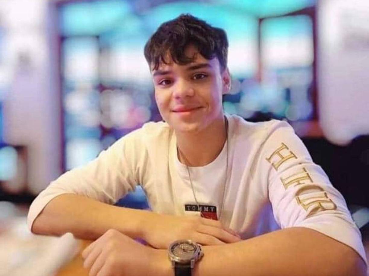 “Decidí hacer este Facebook Live para decirles que mi hijo, a las 10:30 de la noche del 10 de febrero, comenzó a convulsionar, no sabíamos por qué. Entonces nos dijo que se había tomado una bebida y que la lata la tenía escondida debajo de la ropa. Yo abrí su closet y saqué la lata, era una Four Loko”, dijo entre sollozos.