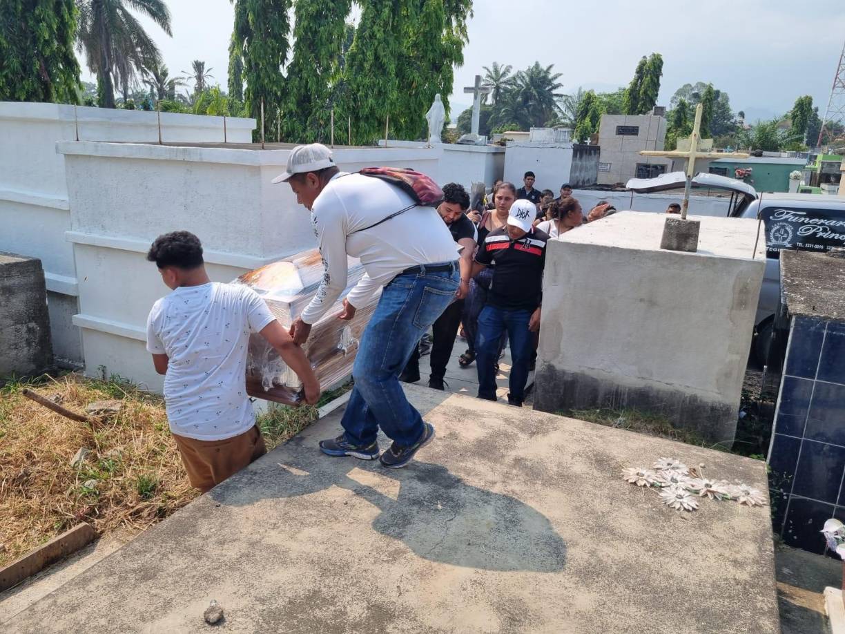 Debido al estado de sus restos, el féretro de la hondureño estaba recubierto de plástico.