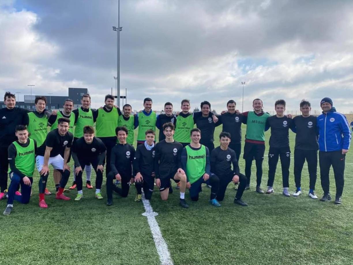 Groenlandia enfrenta importantes desafíos para el desarrollo del fútbol, comenzando por la infraestructura limitada. Con solo 18 campos de fútbol en toda la isla, el fútbol en Groenlandia es un deporte amateur, y su temporada al aire libre va de mayo a agosto debido a las extremas condiciones climáticas del Ártico. A pesar de estas dificultades, la pasión por el fútbol está en aumento.