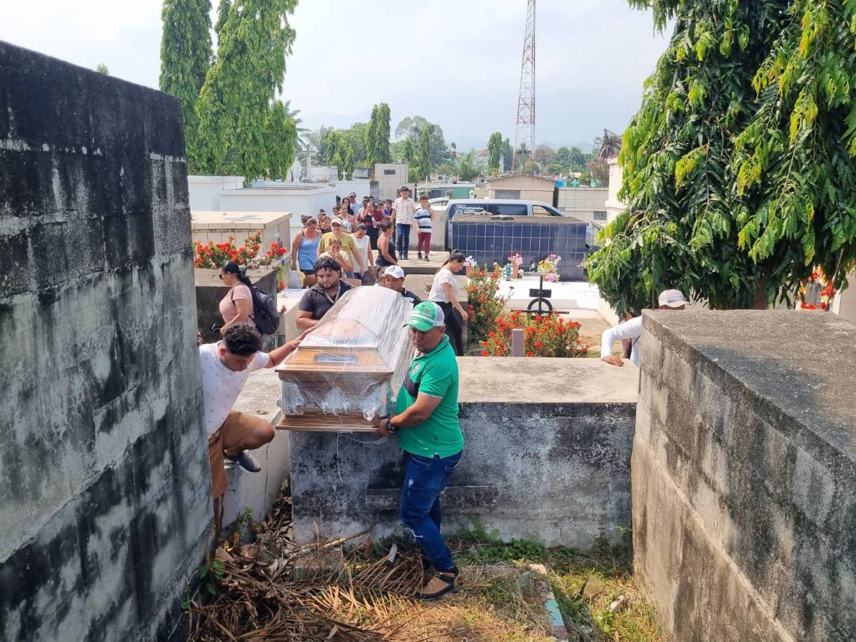 La joven fue sepultada este jueves en La Ceiba.