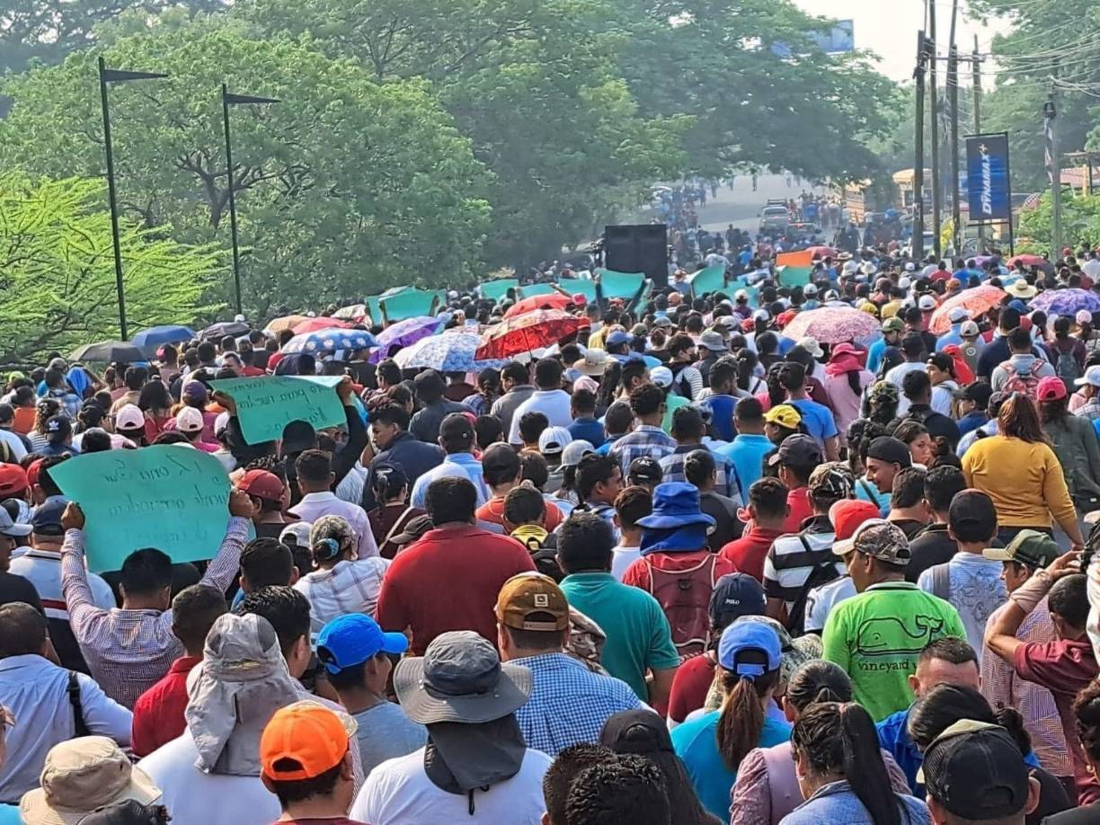 La protesta pacífica fue acuerpada por habitantes y empleados de diversas empresas de la sultana de sur. 