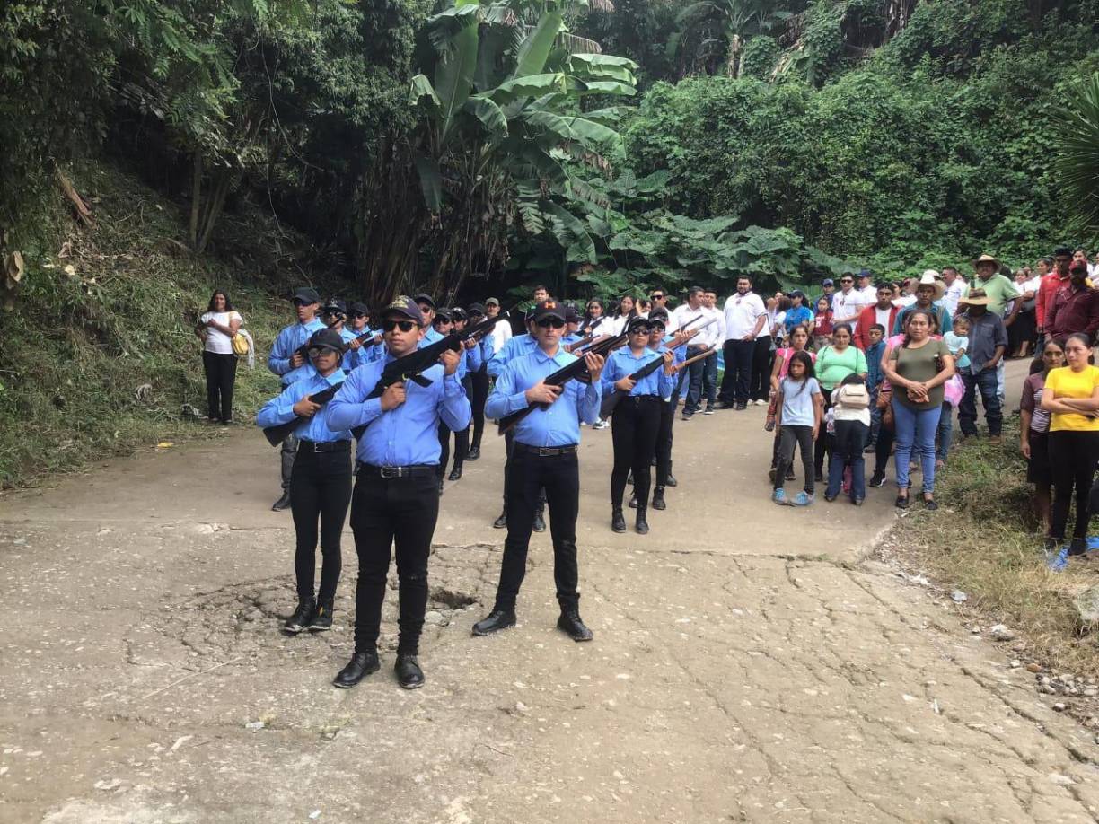 Cabe mencionar que, padres de familia muy orgullos acompañaron a sus hijos en en este nuevo tributo a Honduras.