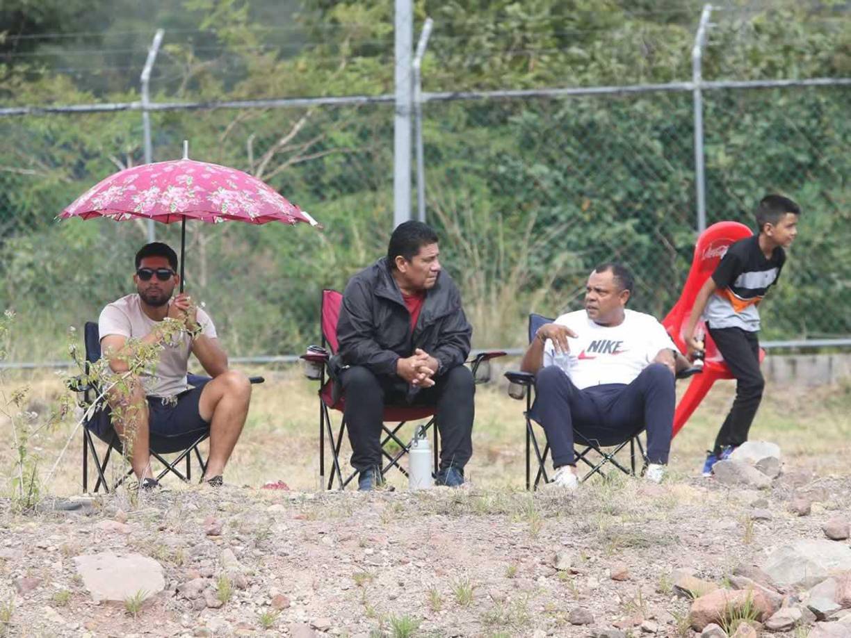 Raúl Cáceres, entrenador hondureño del Platense, asistió al Centro de Alto Rendimiento José Rafael Ferrari para ver la final de reservas.