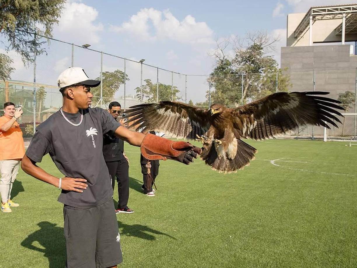 Lamine Yamal se atrevió a sostener a un águila en su brazo izquierdo.