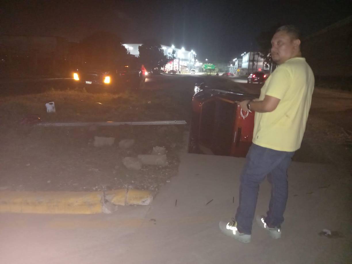 Un pickup rojo que buscaba hacer el retorno en la 33 calle, cayó en una cuneta de dicho bulevar.