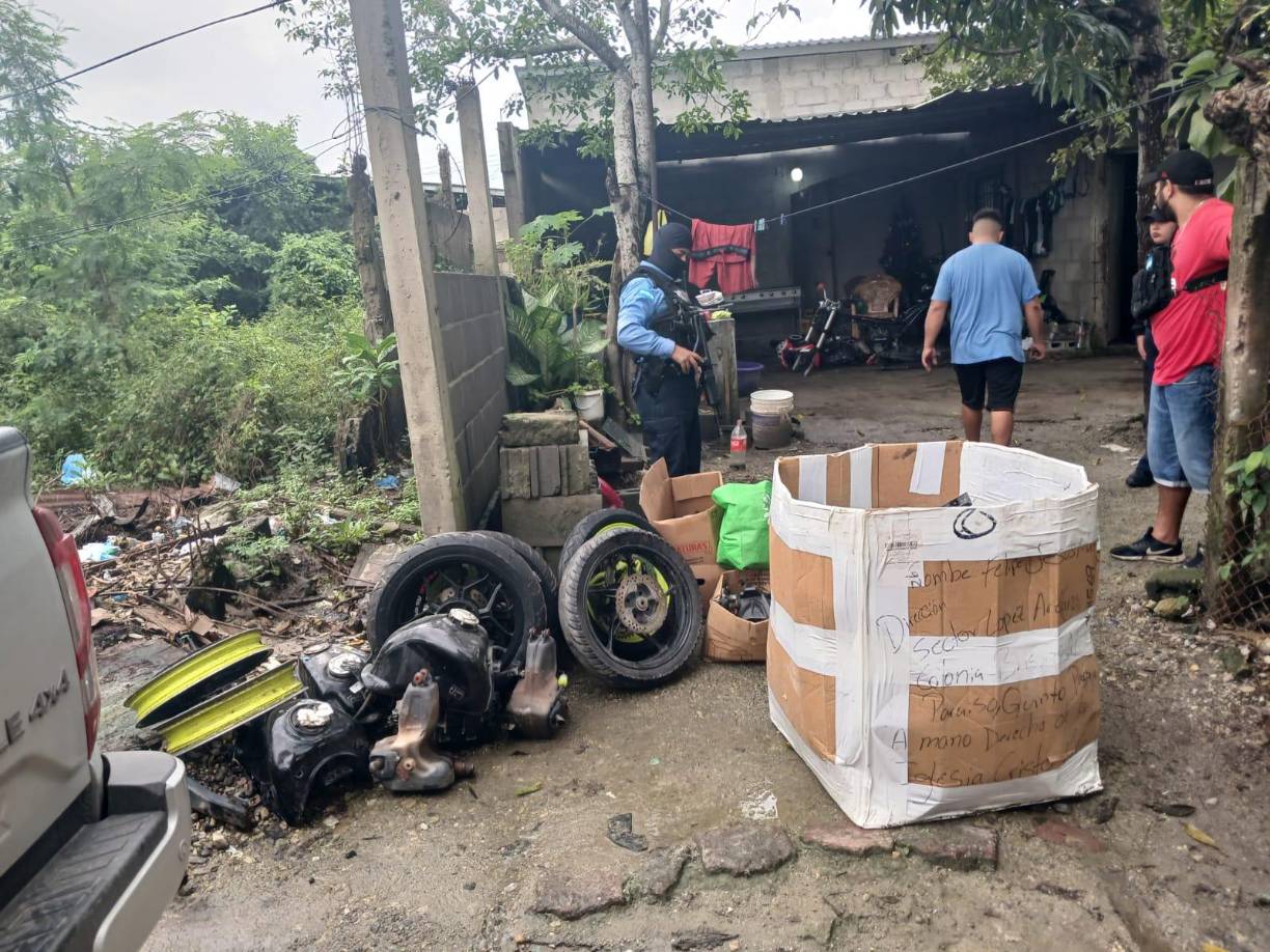 Según los primeros indicios, el taller operaba como un centro de desmantelamiento, donde las motocicletas robadas eran desarmadas para luego comercializar sus partes en el mercado negro. 