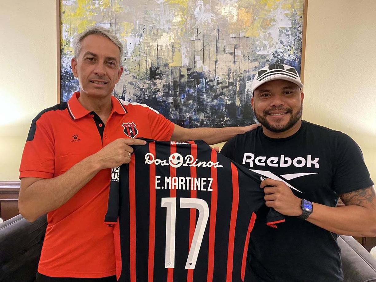 El Alajuelense tuvo un gran detalle con ex futbolistas hondureños que militaron en su club. Tal es el caso de Emil Martínez, a quien le obsequiaron una camiseta con su nombre.