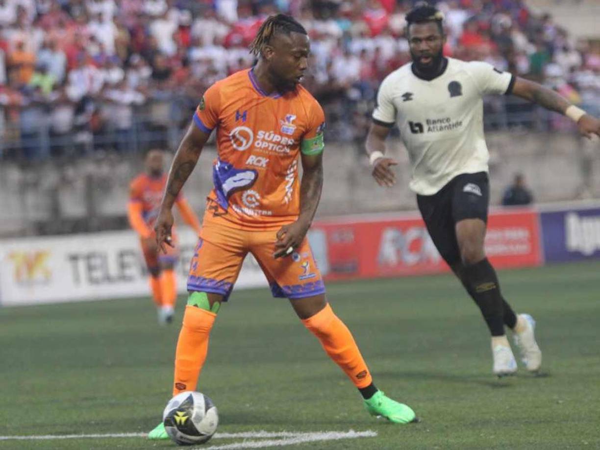 Kevin Álvarez volvió a jugar tras perderse el torneo pasado por una grave lesión. Portó el gafete de capitán de la UPN.