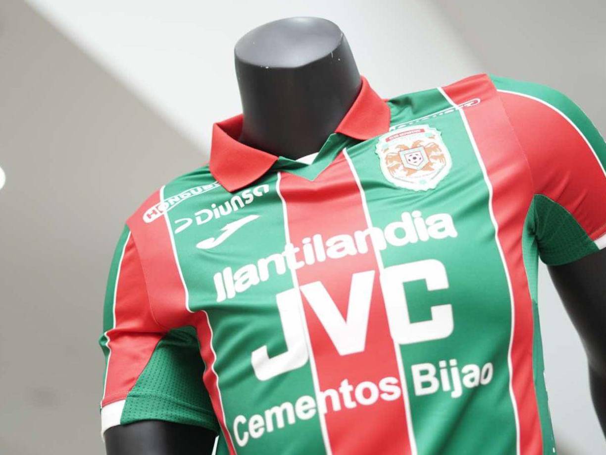 Y esta es la camiseta de visita que utilizará Marathón para la próxima temporada. La indumentaria ha causado furor en redes sociales.