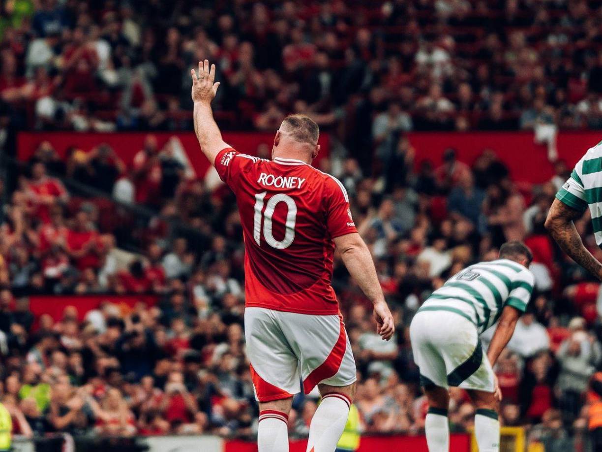 El mítico jugador mostró el toque exquisito y convirtió un auténtico golazo de tiro libre para abrir el marcador junto a exestrellas como Antonio Valencia, Carrick, Berbatov, entre otros.