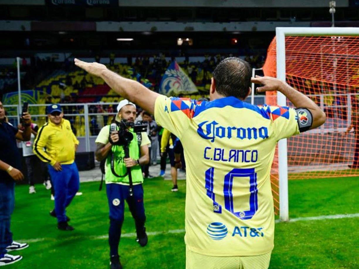 Blanco colgó la botas en 2015. Jugó 120 partidos con la selección mexicana en la que marcó 39 goles. También tuvo un breve paso por el Real Valladolid español.