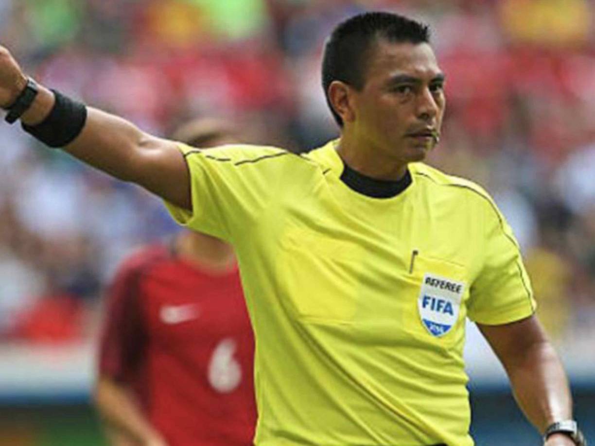 Walter López es un silbante con mucho criterio y manejo de los partidos, salvo por esa polémica del 2017 en Ciudad de Panamá, ha pitado varios compromisos donde ha estado la Selección de Honduras y clubes catrachos como Olimpia, Marathón y Motagua en torneos de Concacaf.