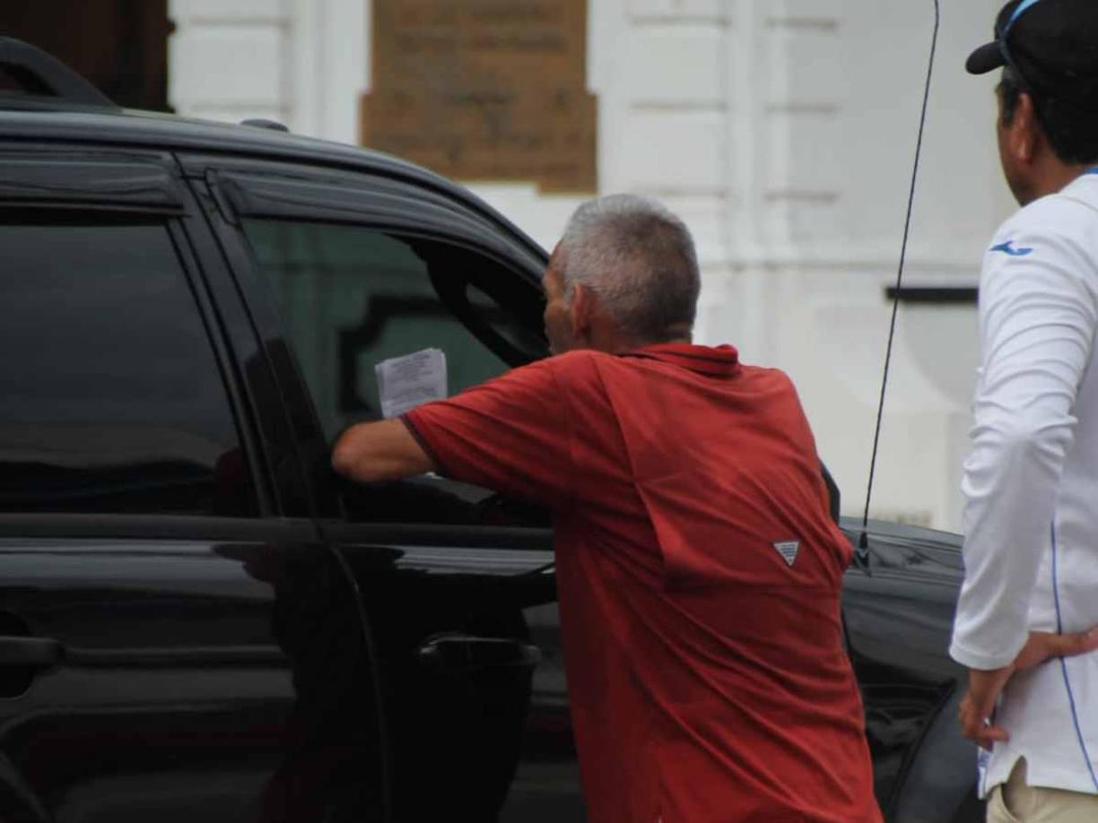 Inclusive, aficionados han llegado a consultar y comprar, otros no se atreven a gastar por los precios.