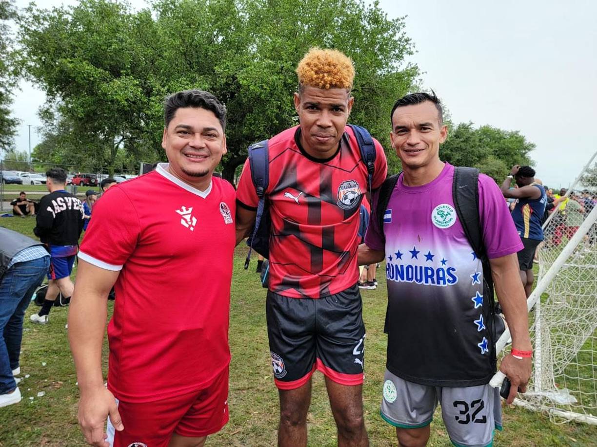 Adán Ramírez y Odis Borjas también se tomaron una foto con el exdelantero del Vida y Motagua, Shannon Welcome, quien está jugando con Cabañas.