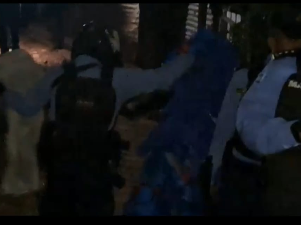 Pocos minutos transcurrieron cuando varios hombres armados vestidos de militares los requirieron para un supuesto registro. 