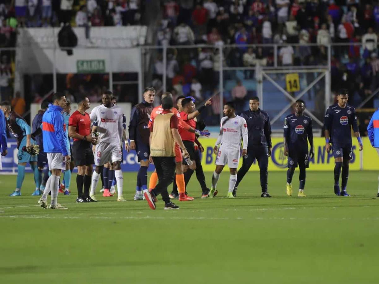 Pedro Troglio y jugadores del Olimpia le reclamaron a Saíd Martínez al medio tiempo de la Gran Final.