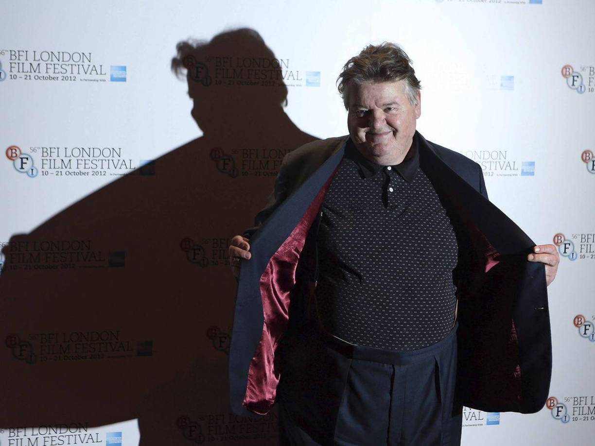 En realidad medía 1,86 metros, pero en las películas se aplicaban efectos para hacerlo parecer mucho más grande. “Además de ser un actor maravilloso, era inteligente, de ingenio brillante y tras 40 años de llamarme con orgullo su agente, lo extrañaré”, dijo Wright.