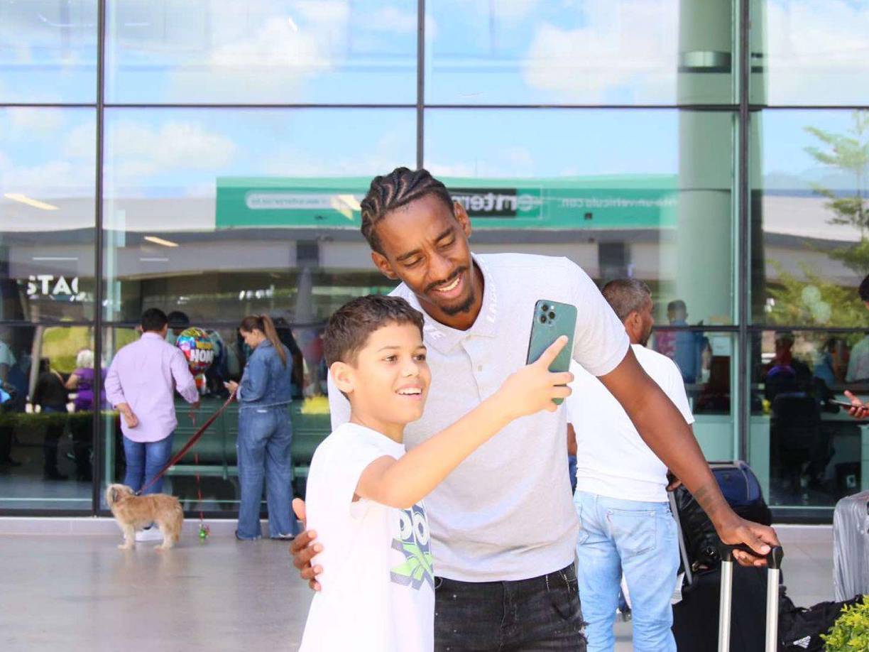 Procedente de Angola, el delantero Bryan Róchez aterrizó en el Aeropuerto Palmerola de Comayagua.