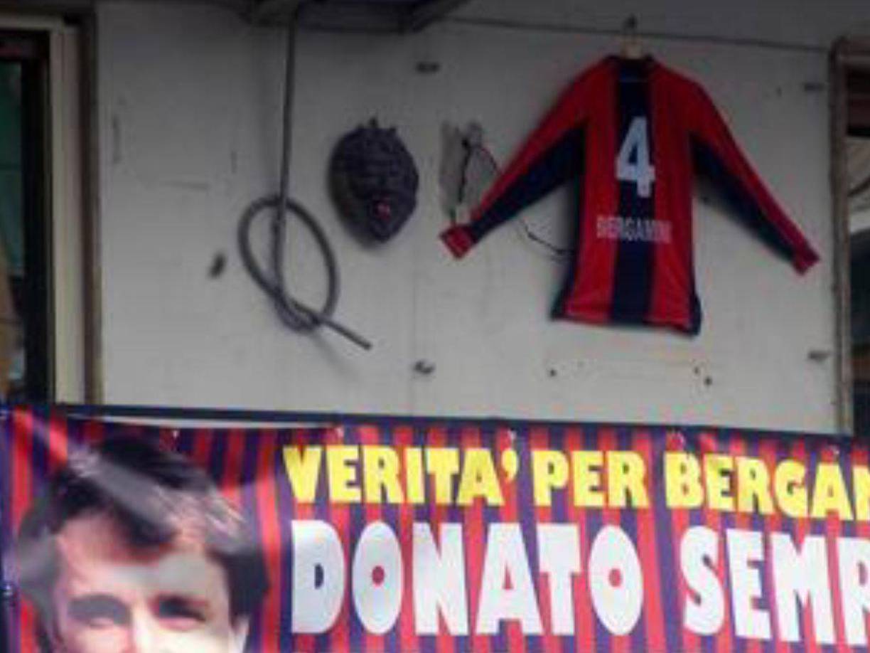 Denis Bergamini comenzó su carrera en las ligas inferiores del país. En total, vistió la camiseta de tres clubes: Imola, US Russi y Cosenza.