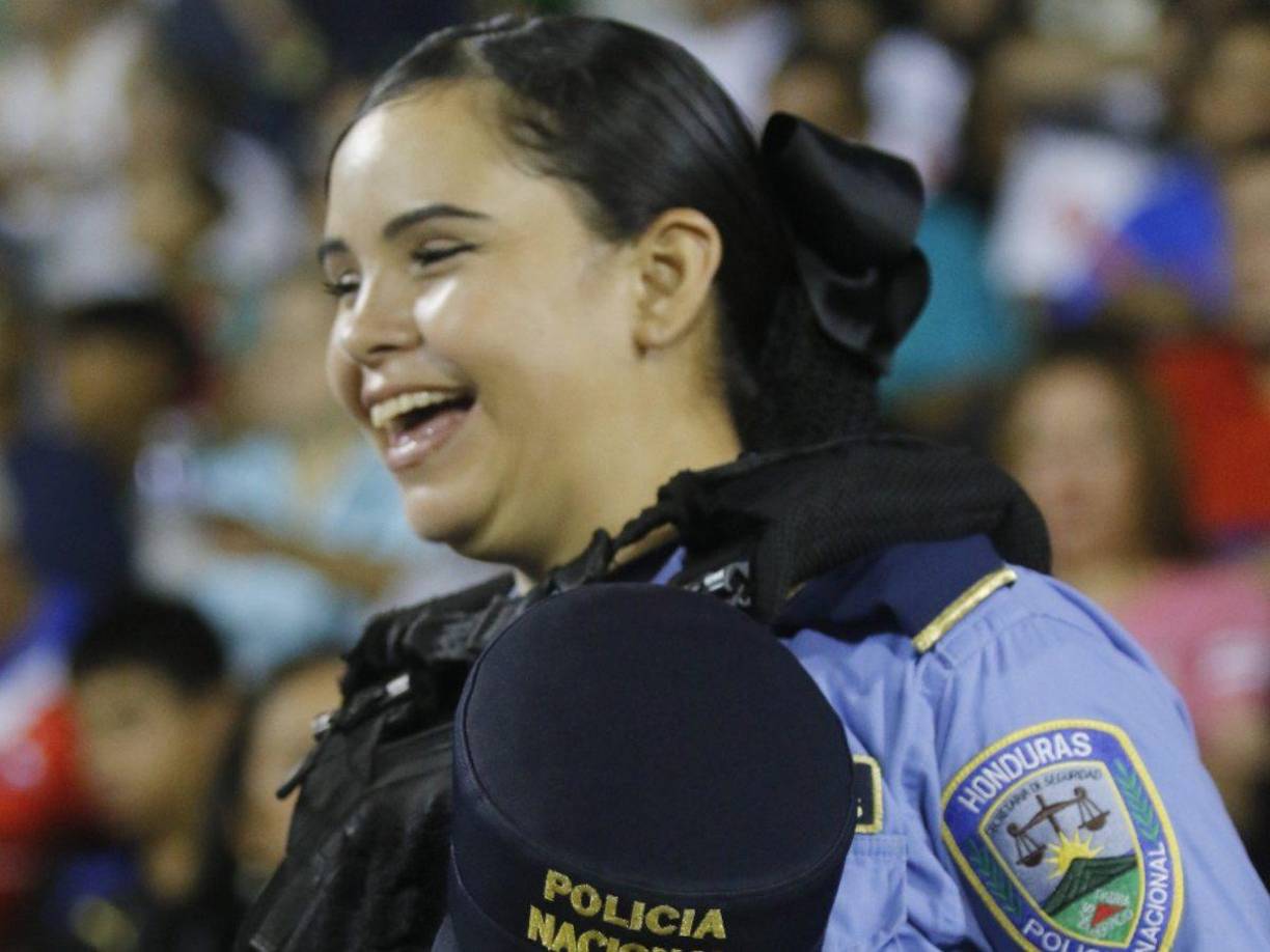 La linda mujer policía que lució sonriente en el clásico Marathón vs Olimpia. 