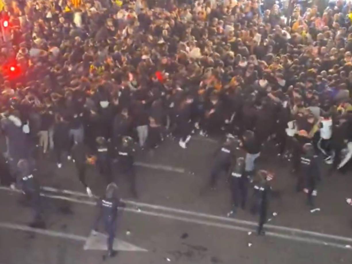 Una hora antes del inicio del encuentro y con un importante despliegue policial, los seguidores empezaron a concentrarse frente a la entrada del palco del estadio, en la Avenida de Suecia, y a entonar cánticos contra Lim y la presidenta Layhoon Chan pero también contra los directivos valencianos que siguen en la entidad.