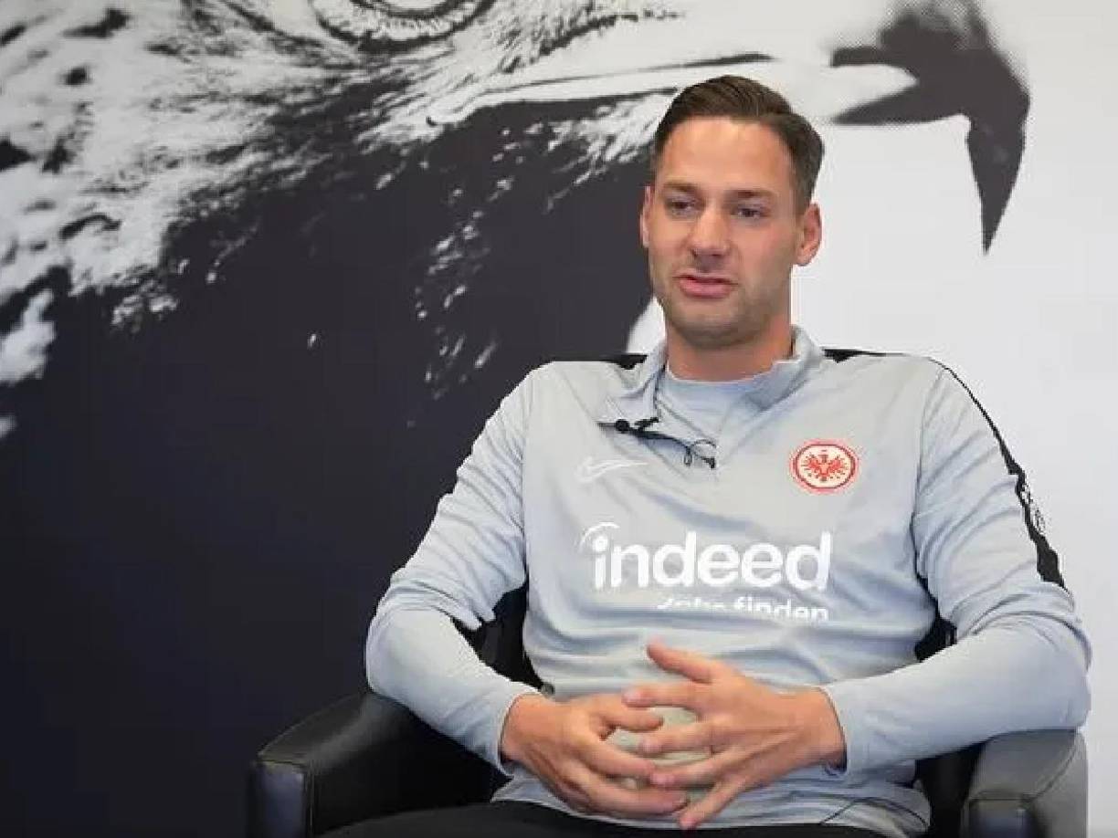 El joven entrenador perdió el control de su auto, que se terminó desviando de la carretera y finalmente colisionó contra un árbol.