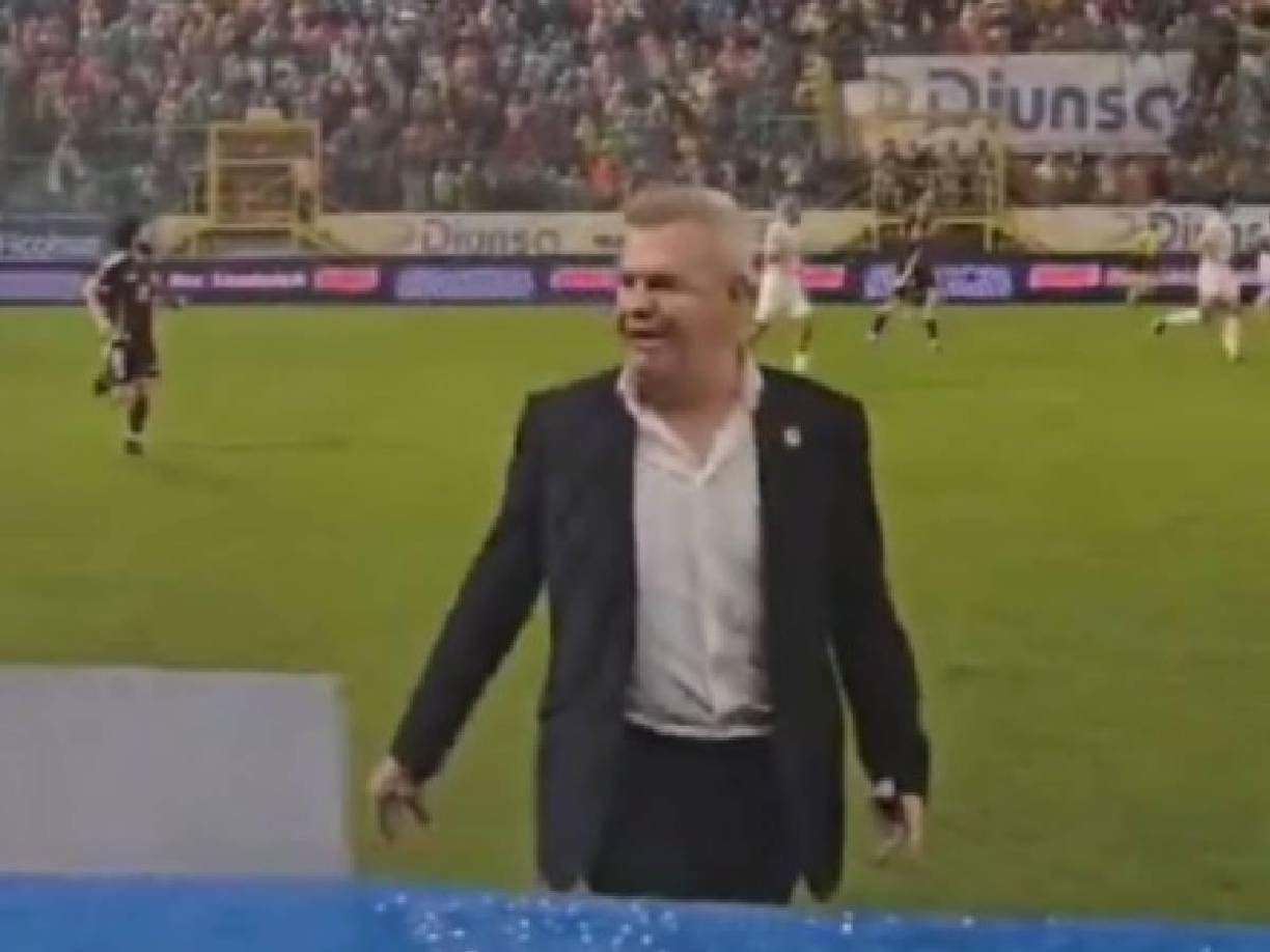 “Chinguen a su put* madre, hijos de put*”, se escucha decir al Vasco Aguirre a los hondureños.