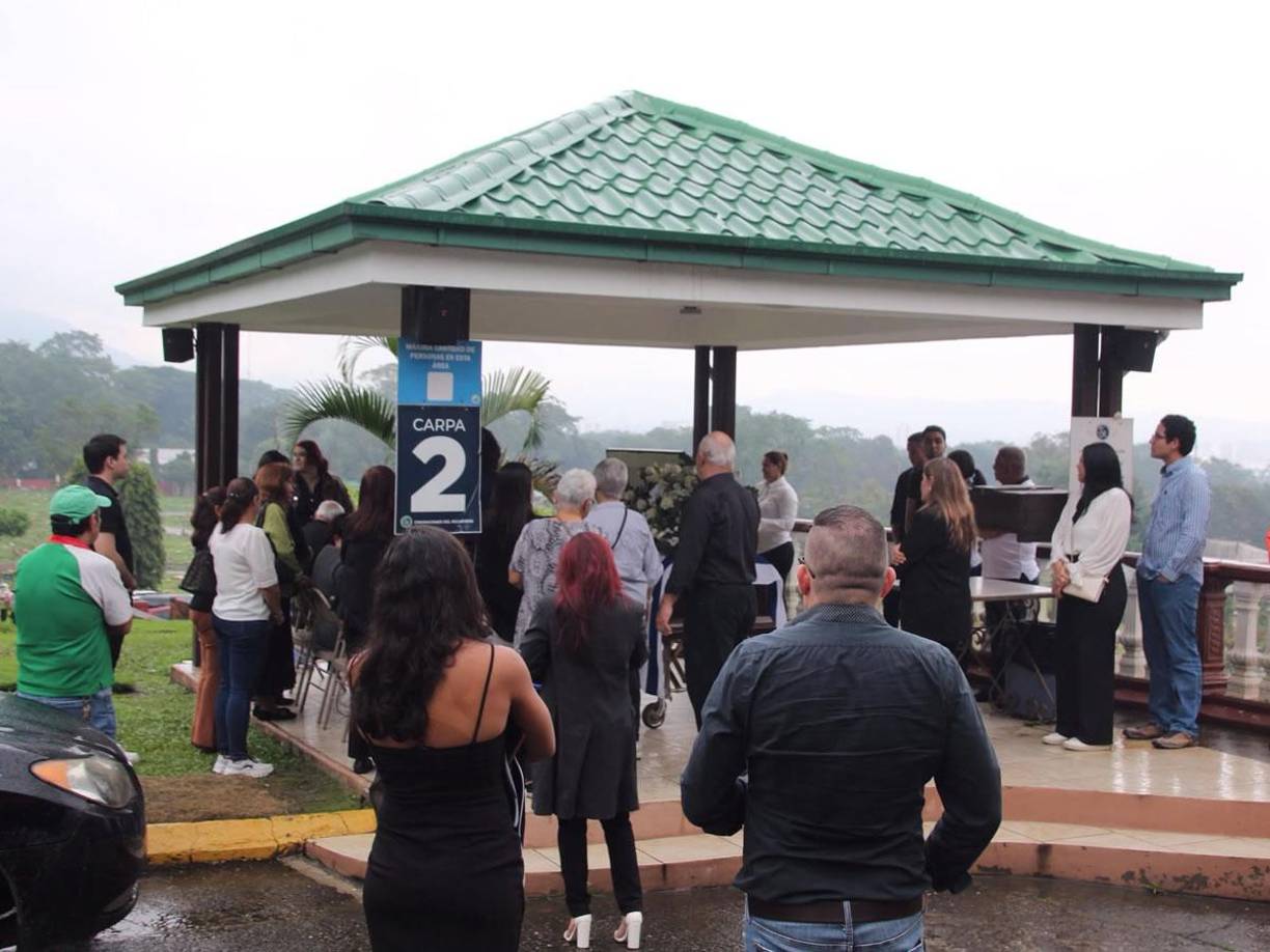 En la carpa número 2, familiares y amistades le dedicaron palabras de adiós a Vicente Daniel Viera.