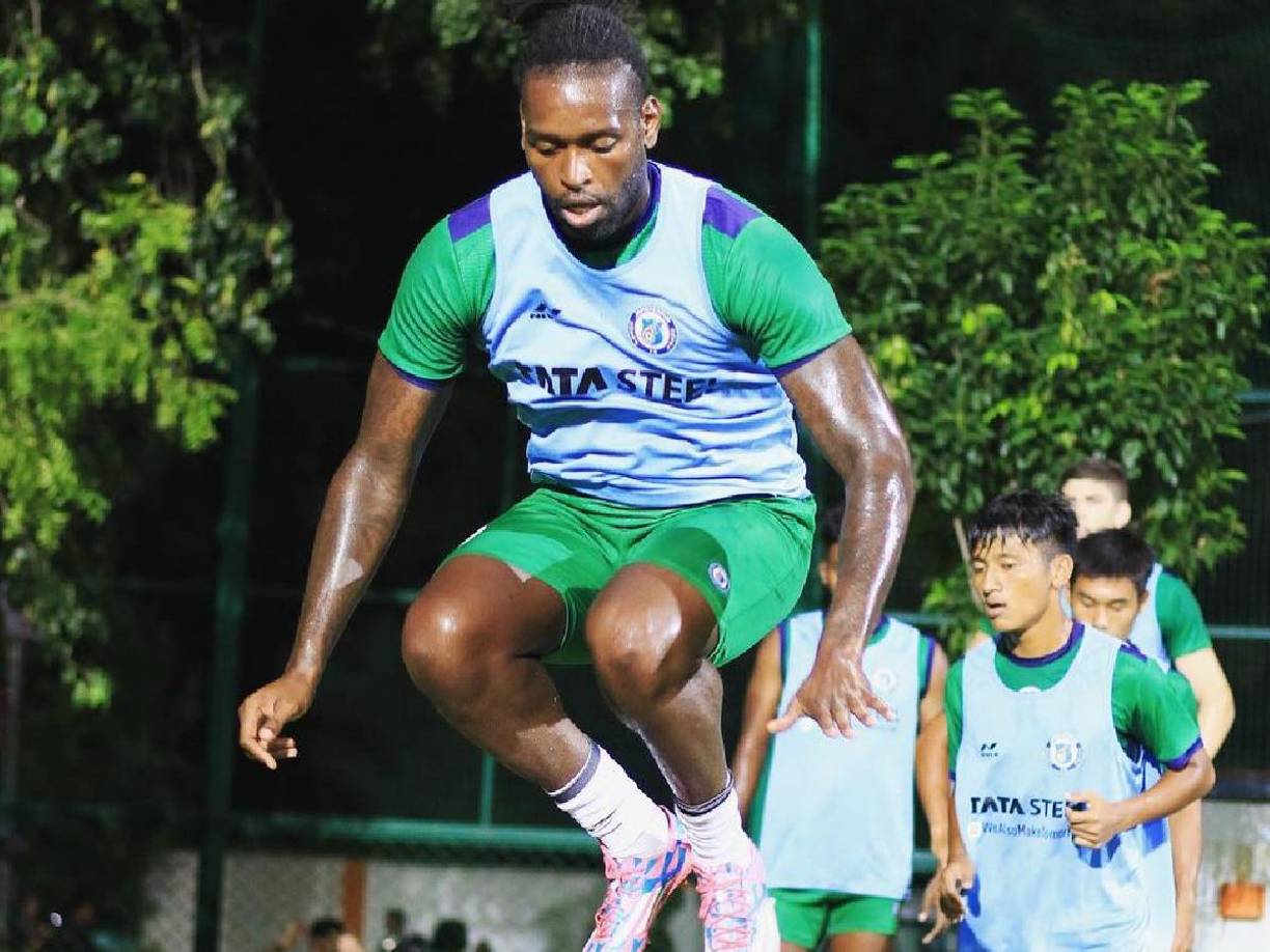 Y agregaba: “Trabaja muy duro para estar en forma. Cuando esté en forma, Jay no solo será un buen jugador, sino un gran jugador. Una cosa es segura: puede marcar goles. Es un talento enorme que no se le puede regalar a nadie, tiene el pie derecho, el pie izquierdo...”.