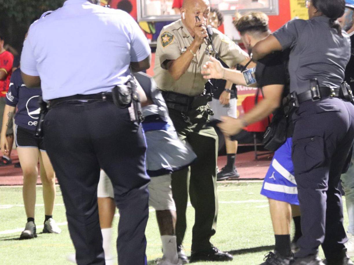 Así terminó el conflicto entre las barras del Motagua. La policía se llevó a la cárcel a los inadaptados.