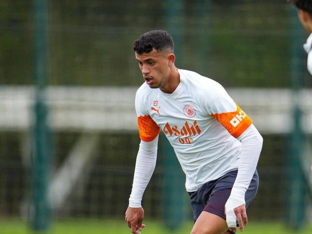 Otra versión indica que la supuesta víctima le tocó en el baño al jugador mientras llevaba un teléfono móvil y que Nunes se revolvió y le quitó el celular pensando que le había hecho una fotografía. 