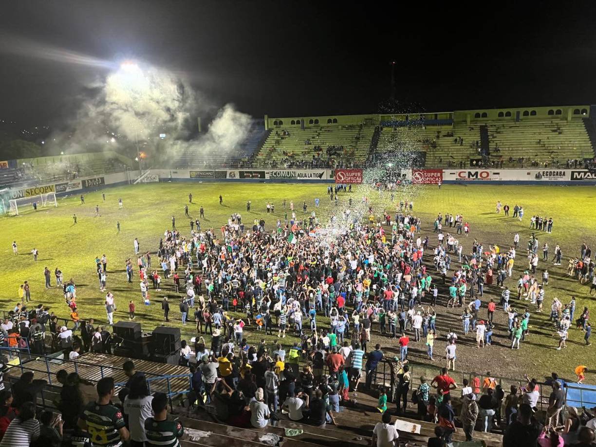 Aficionados del Juticalpa FC invadieron el terreno de juego para festejar con el equipo. 