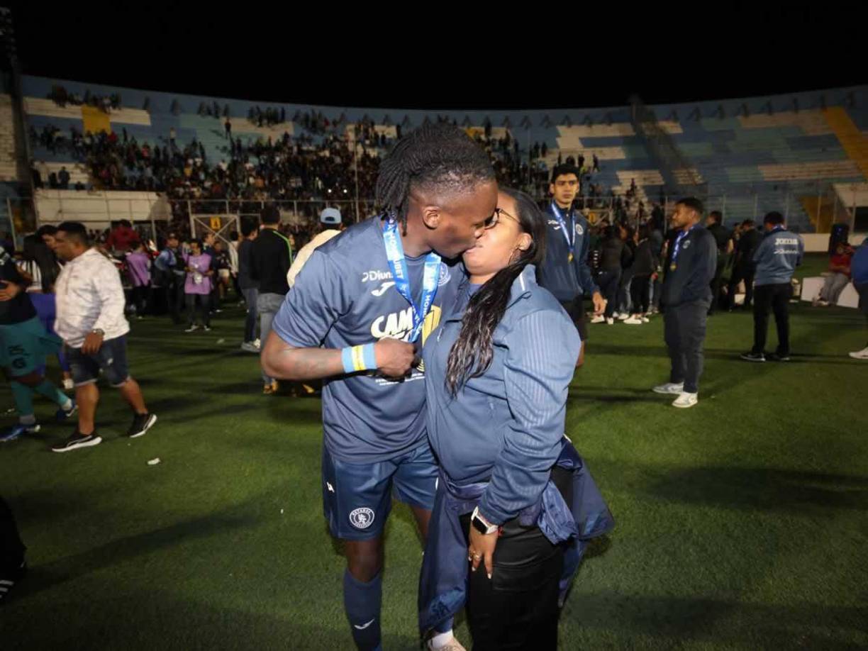 El romántico beso de Román Rubilio Castillo a su esposa Angie García.
