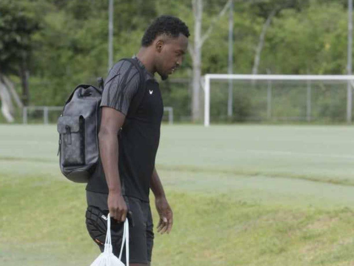 Con una camiseta y calzoneta negra, además de su respectiva mochila, así llegó Alberth Elis a la práctica del Olimpia.