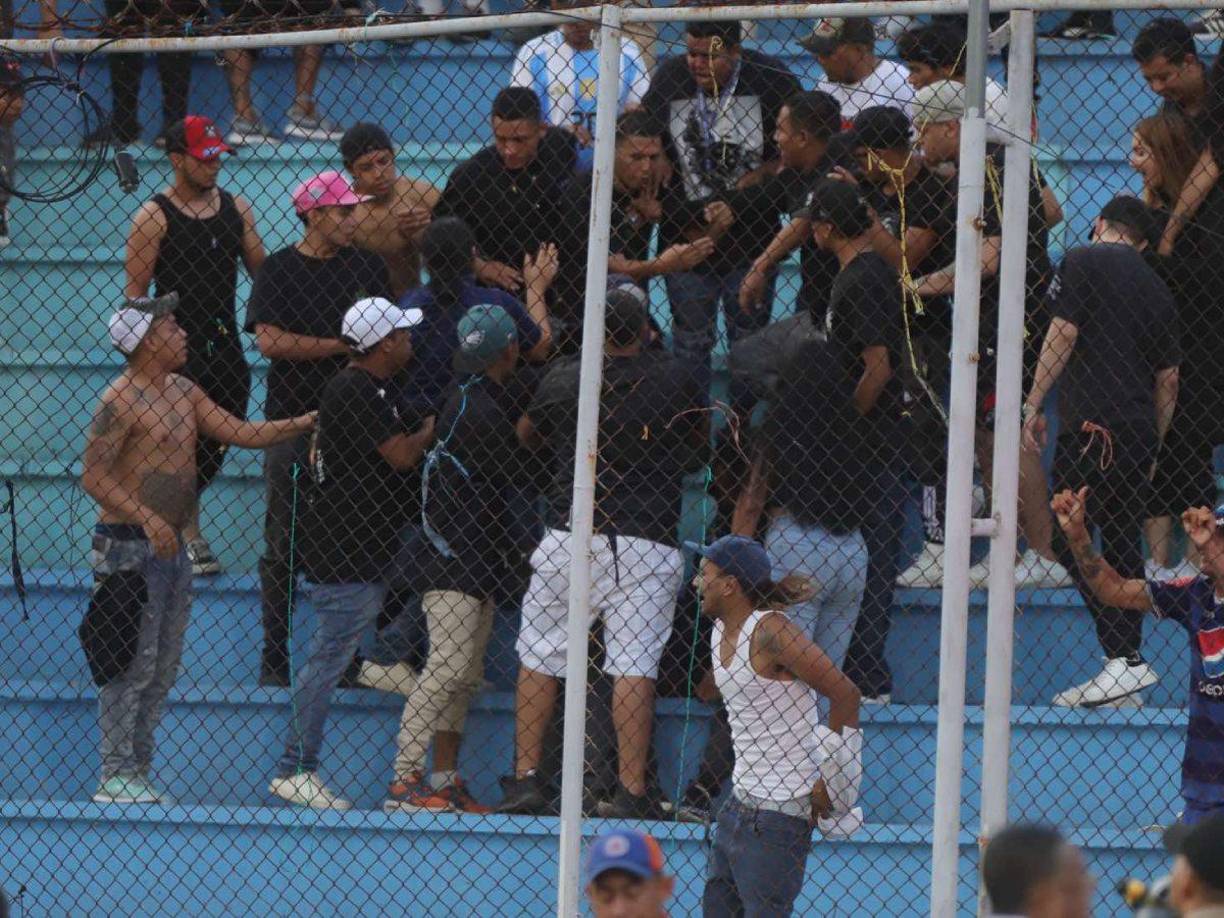 Una trifulca se reportó en pleno clásico entre Motagua y Olimpia, por lo que la Policía Nacional tuvo que intervenir.