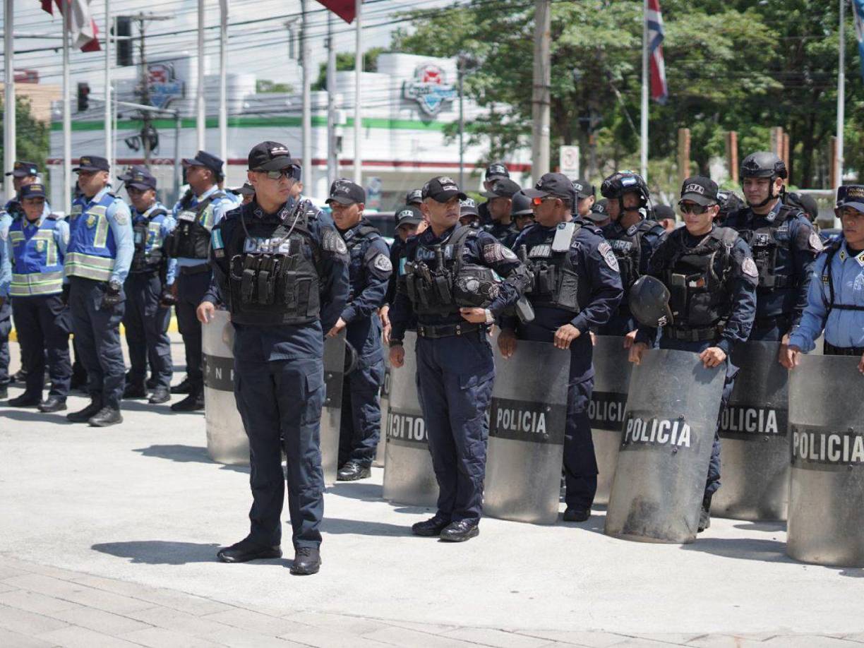 Elementos de la Policía de Seguridad darán orden a los aficionados que lleguen al estadio Morazán.