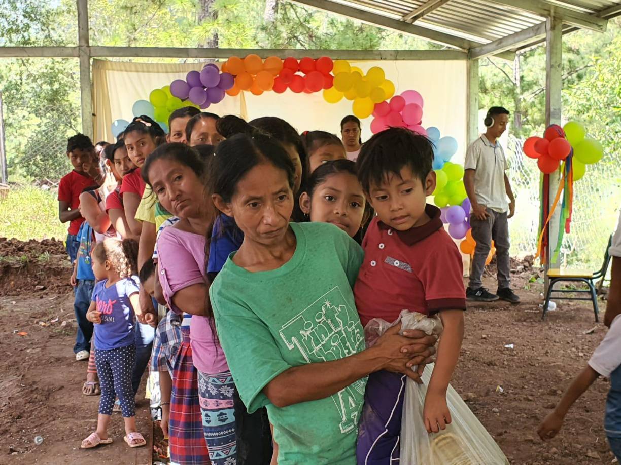 Los rostros de niños y madres de familia reflejaban felicidad ante este acontecimiento.