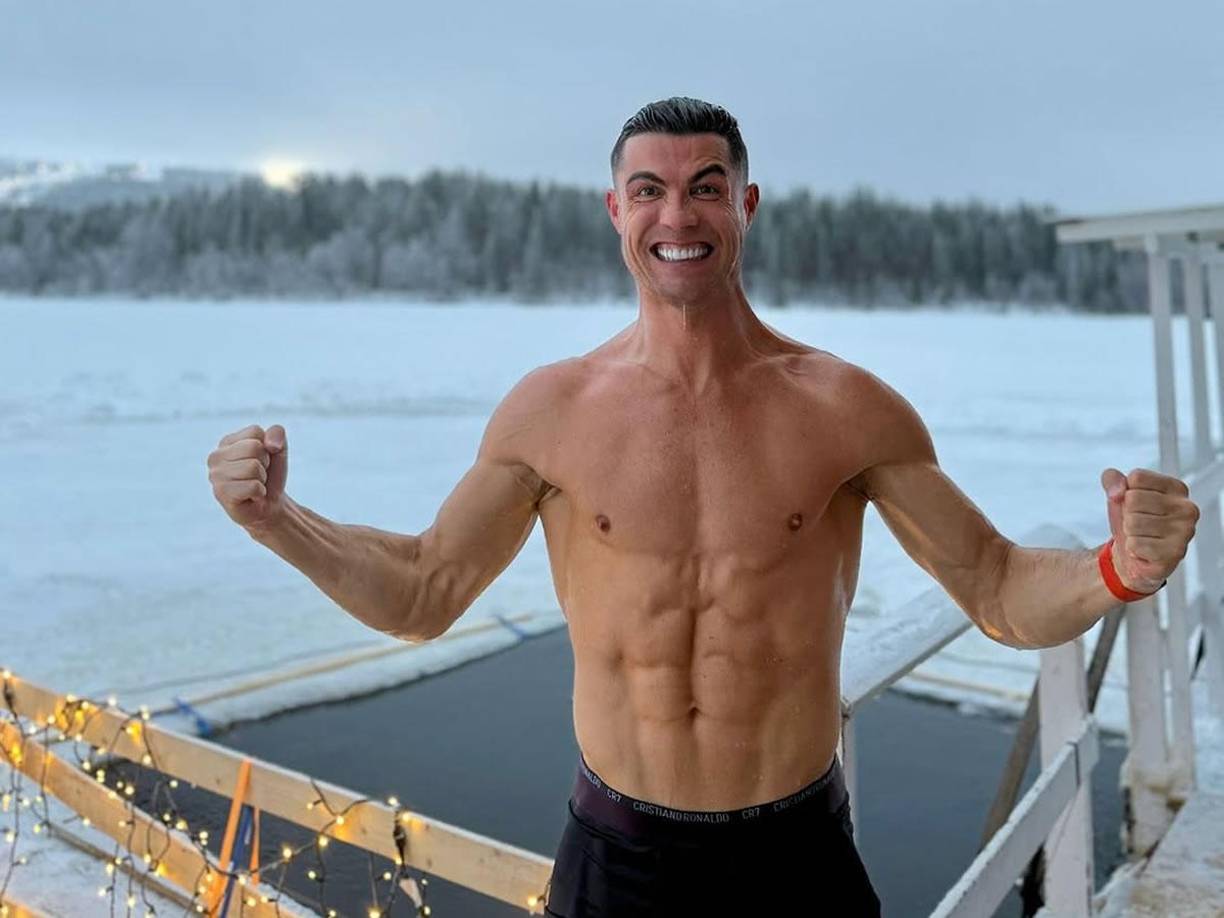 Cristiano Ronaldo disfruta de las vacaciones en Finlandia desafiando al frío y a la nieve sin camiseta.