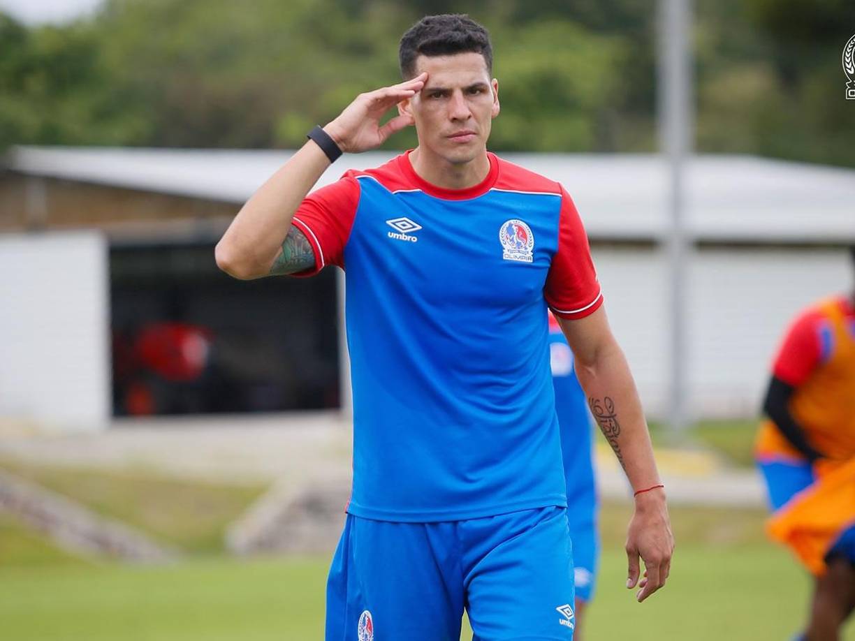 En el entrenamiento del Olimpia no apareció Oliver Benítez, quien está entrenando aparte con la entidad melenuda. El técnico Eduardo Espinel no cuenta con el futbolista y ya se lo comunicó. Descartado totalmente del equipo.