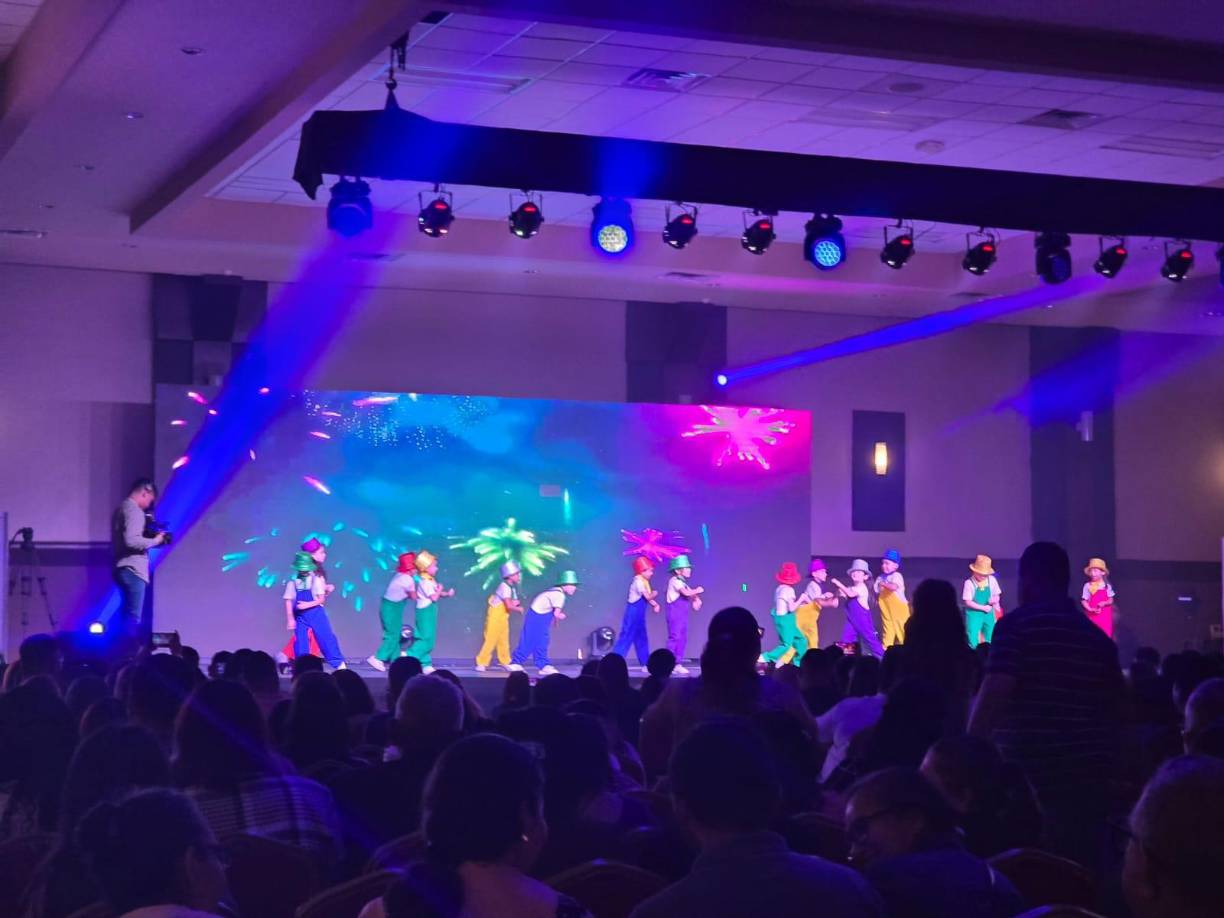 Una de las sorpresas de la noche fue la participación especial del reconocido artista hondureño Pilo Tejeda, quien conectó con el público de manera alegre y cercana, generando un ambiente de emoción. 