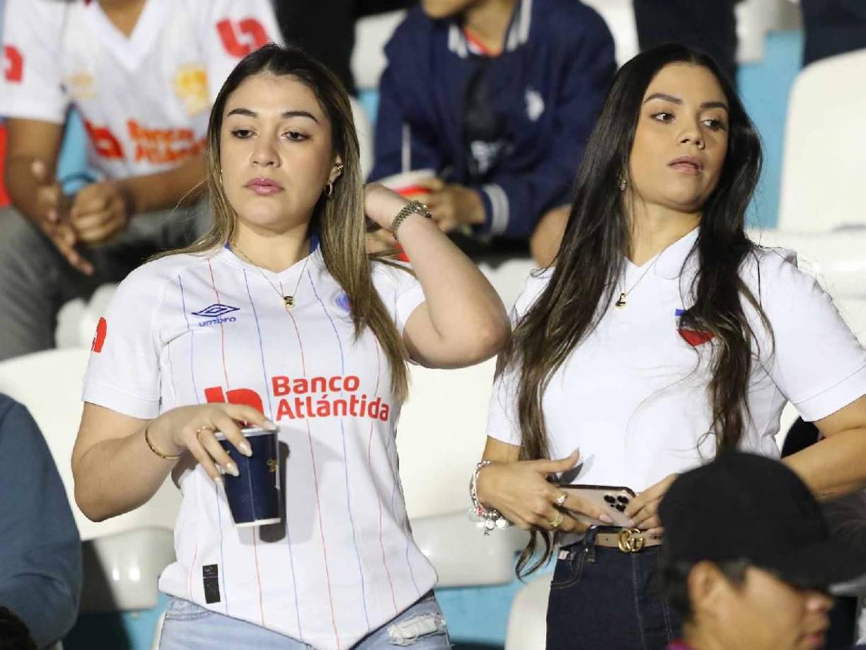 Sin duda, ellas se robaron las miradas en el recinto capitalino en la previa del partido.