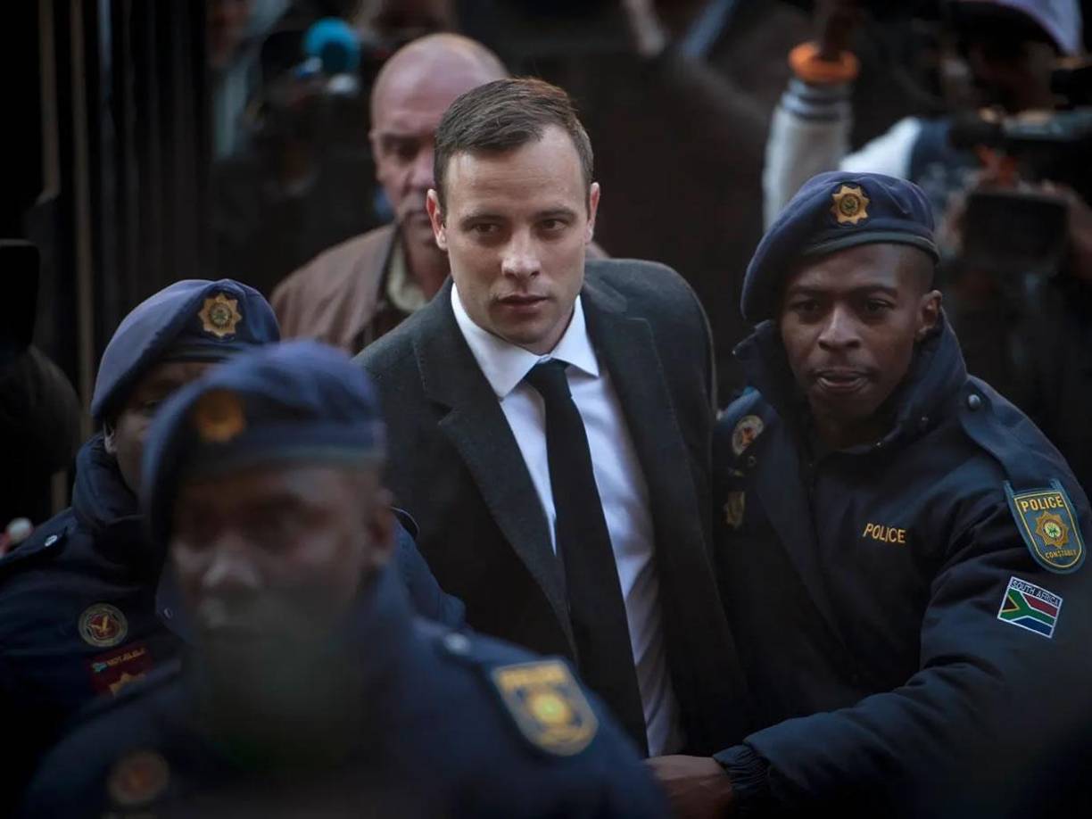 El atleta fue condenado por asesinar a su novia, la modelo Reeva Steenkamp, en 2013. Tras una condena inicial por homicidio imprudente de cinco años, se le sentenció por asesinato a quince años de cárcel. Estuvo 9 años encercelado.