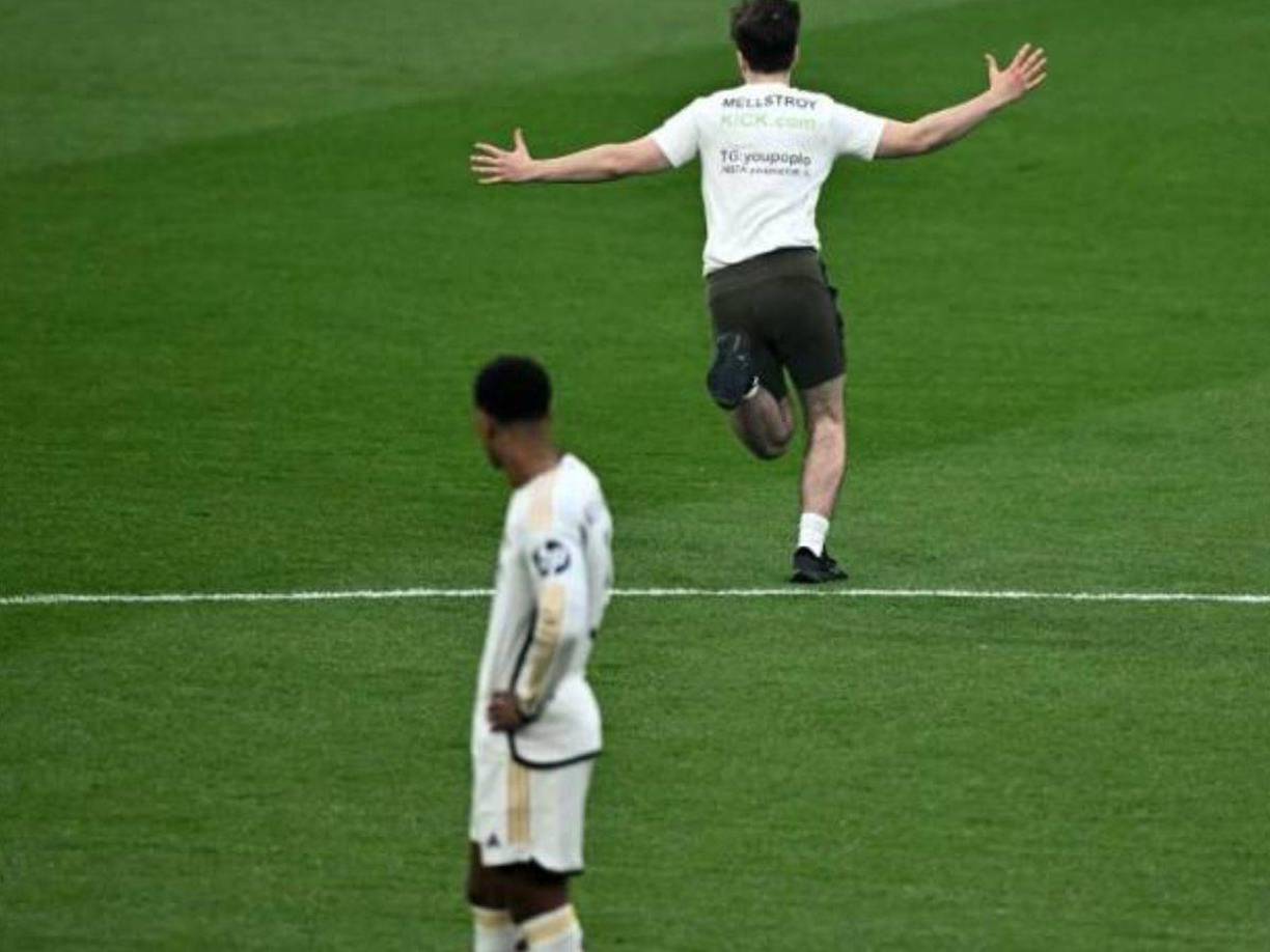 Los tres jóvenes que interrumpieron el encuentro se enfrentan a largas prohibiciones de ir a los estadios después de ser arrestados