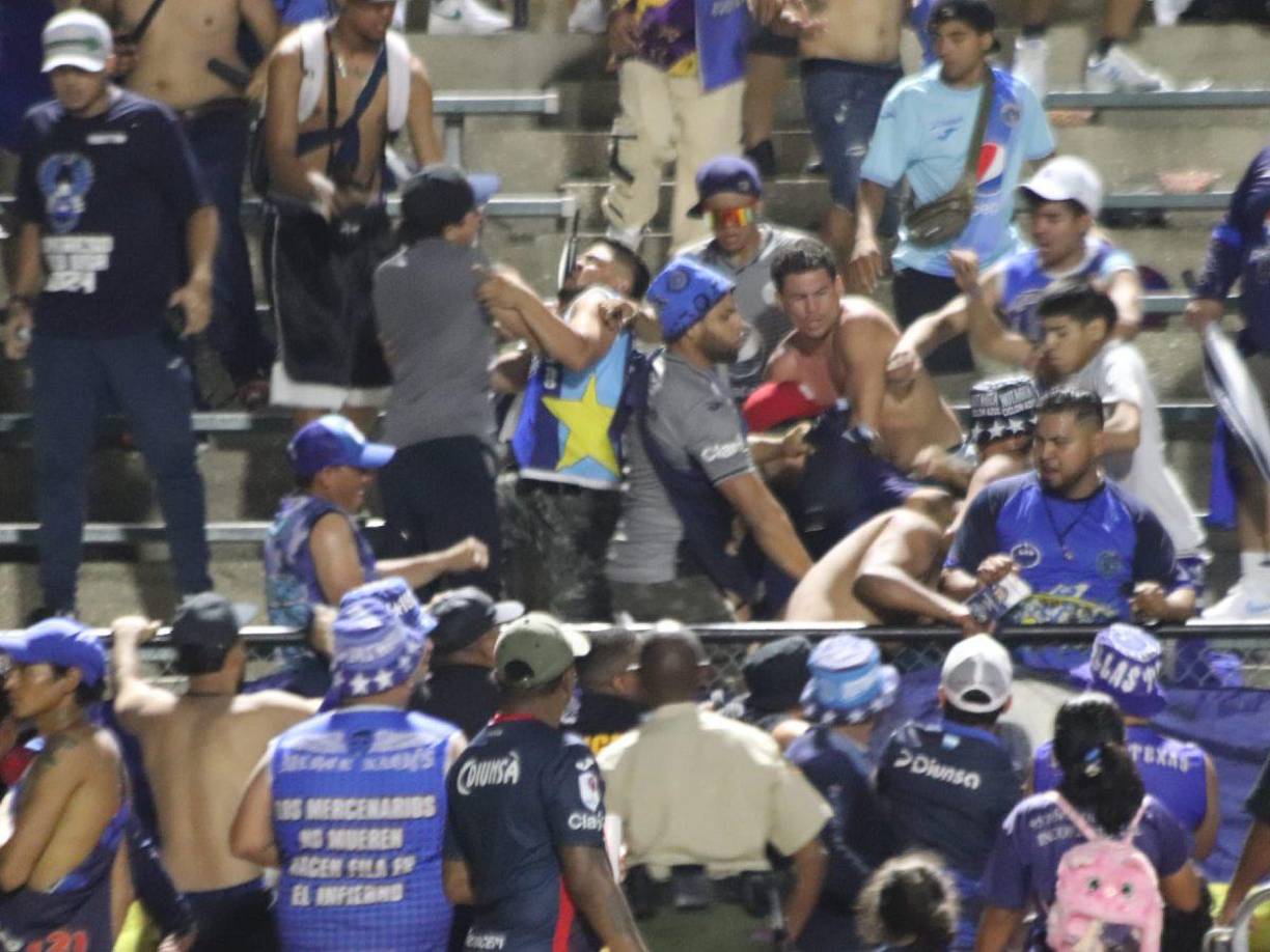 Aficionados del Motagua provocaron zafarrancho en Estados Unidos en el amistoso donde su equipo se enfrentó al Municipal de Guatemala. 