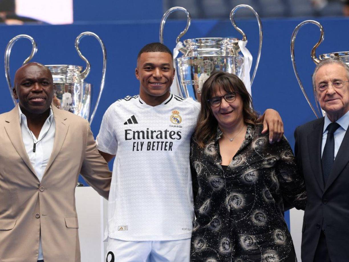 Mbappé junto a sus padres y el presidente Florentino Pérez del Real Madrid.