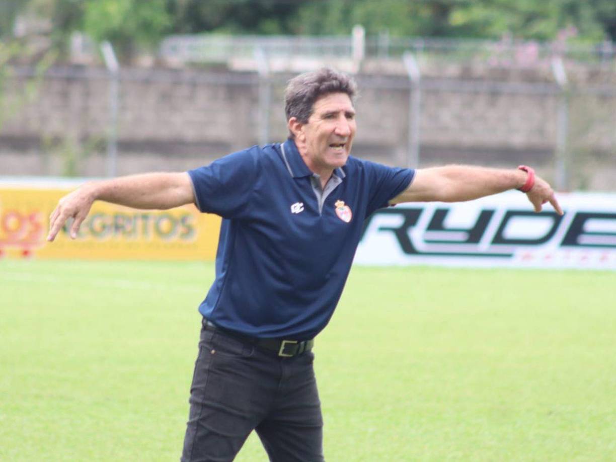 El entrenador argentino Héctor Vargas debutó como DT de la Real Sociedad y no la pasó nada bien. 