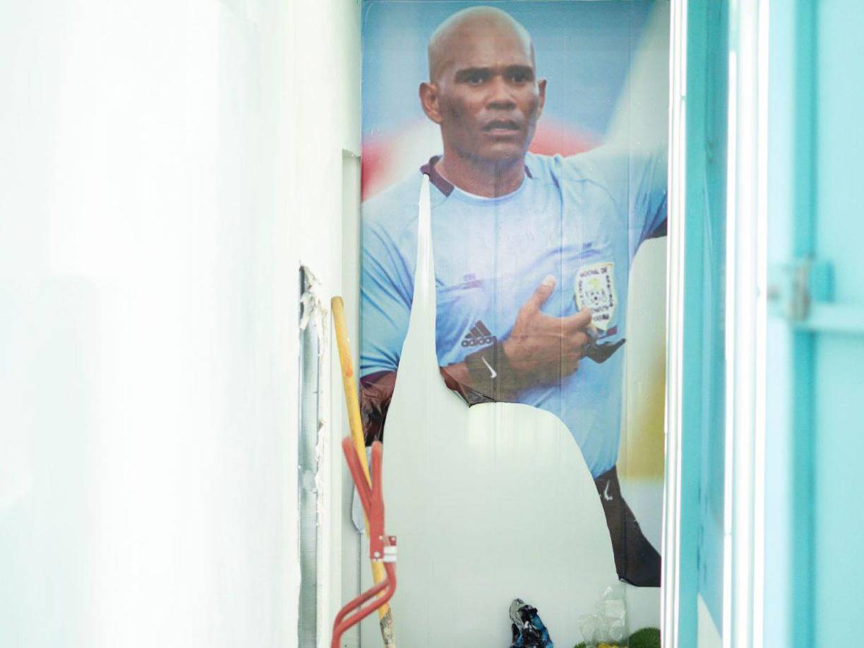 En medio de la bronca entre Roberto Contreras y Mario Moncada, el banner del comisionado de Condepor cerca de los camerinos del recinto fue roto.